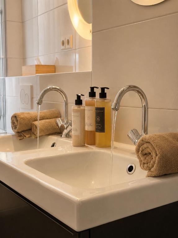 Verzorgde badkamer met boutique badproducten
