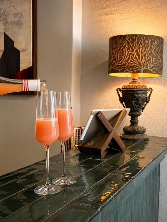 Welkomstdrankjes in het sfeervolle interieur