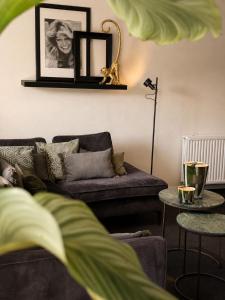 Sfeervolle woonkamer met kunst en groene details