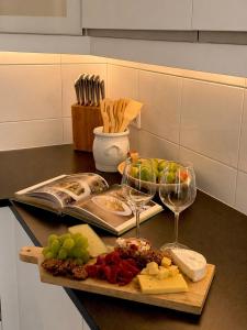 Welkomstplateau met hapjes en wijn